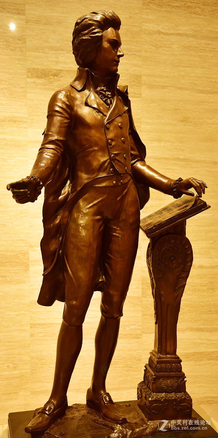 暗光下手持拍博物院里的雕塑像--看看此头的防抖性能