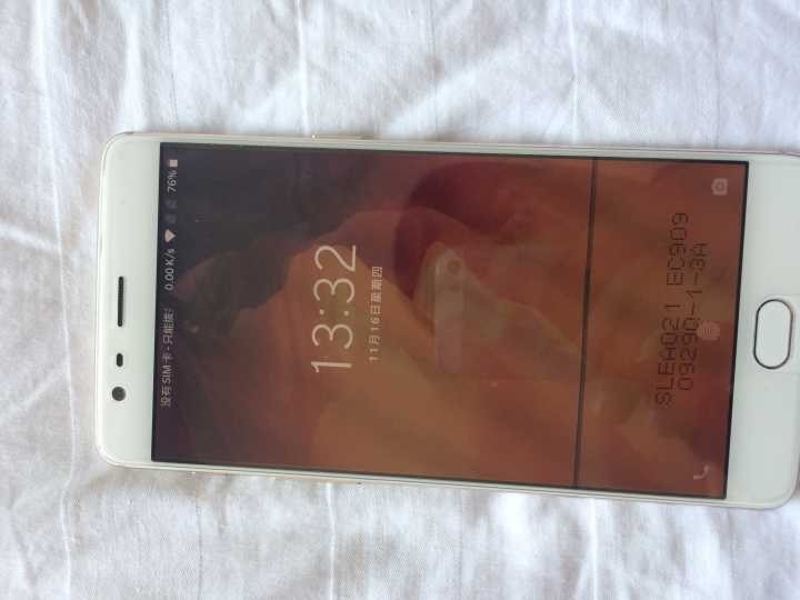 手机屏幕爆裂和贴膜有关系。已经售后维修拿回来