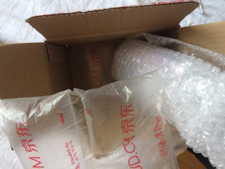 手机屏幕爆裂和贴膜有关系。已经售后维修拿回来