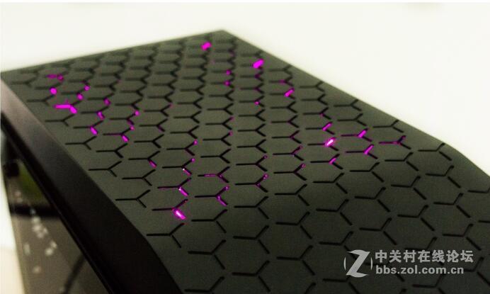 蜂巢灯光随处可见，金河田G5的设计魅力