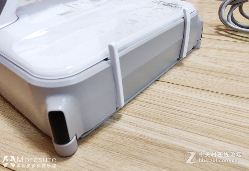 今天我体验了一下窗宝w836擦窗机器人，感觉还挺爽！