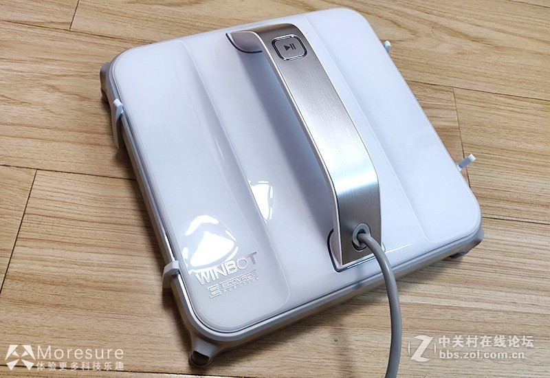 今天我体验了一下窗宝w836擦窗机器人，感觉还挺爽！