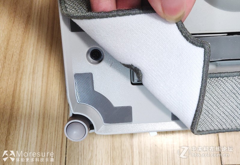 今天我体验了一下窗宝w836擦窗机器人，感觉还挺爽！