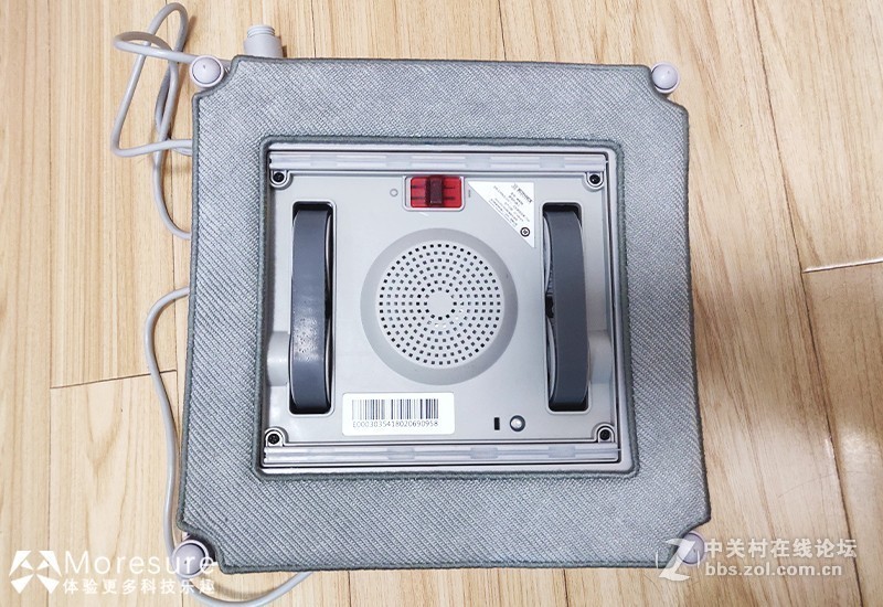 今天我体验了一下窗宝w836擦窗机器人，感觉还挺爽！