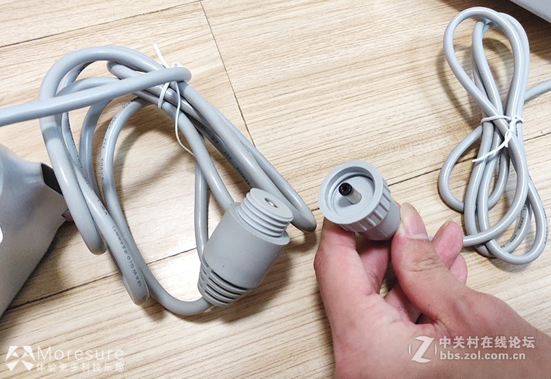 今天我体验了一下窗宝w836擦窗机器人，感觉还挺爽！