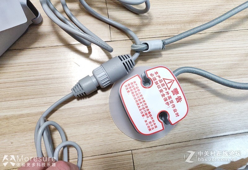 今天我体验了一下窗宝w836擦窗机器人，感觉还挺爽！