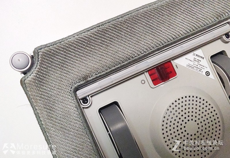 今天我体验了一下窗宝w836擦窗机器人，感觉还挺爽！