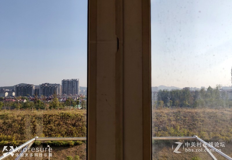 今天我体验了一下窗宝w836擦窗机器人，感觉还挺爽！