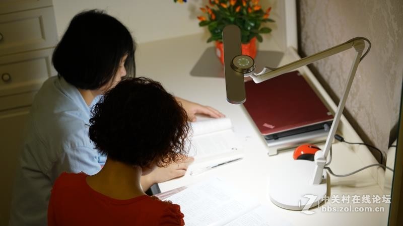 ＃你，需要一盏智慧的灯＃实拍护眼台灯——明基WiT MindDuo亲子共读护眼台灯 I 视频