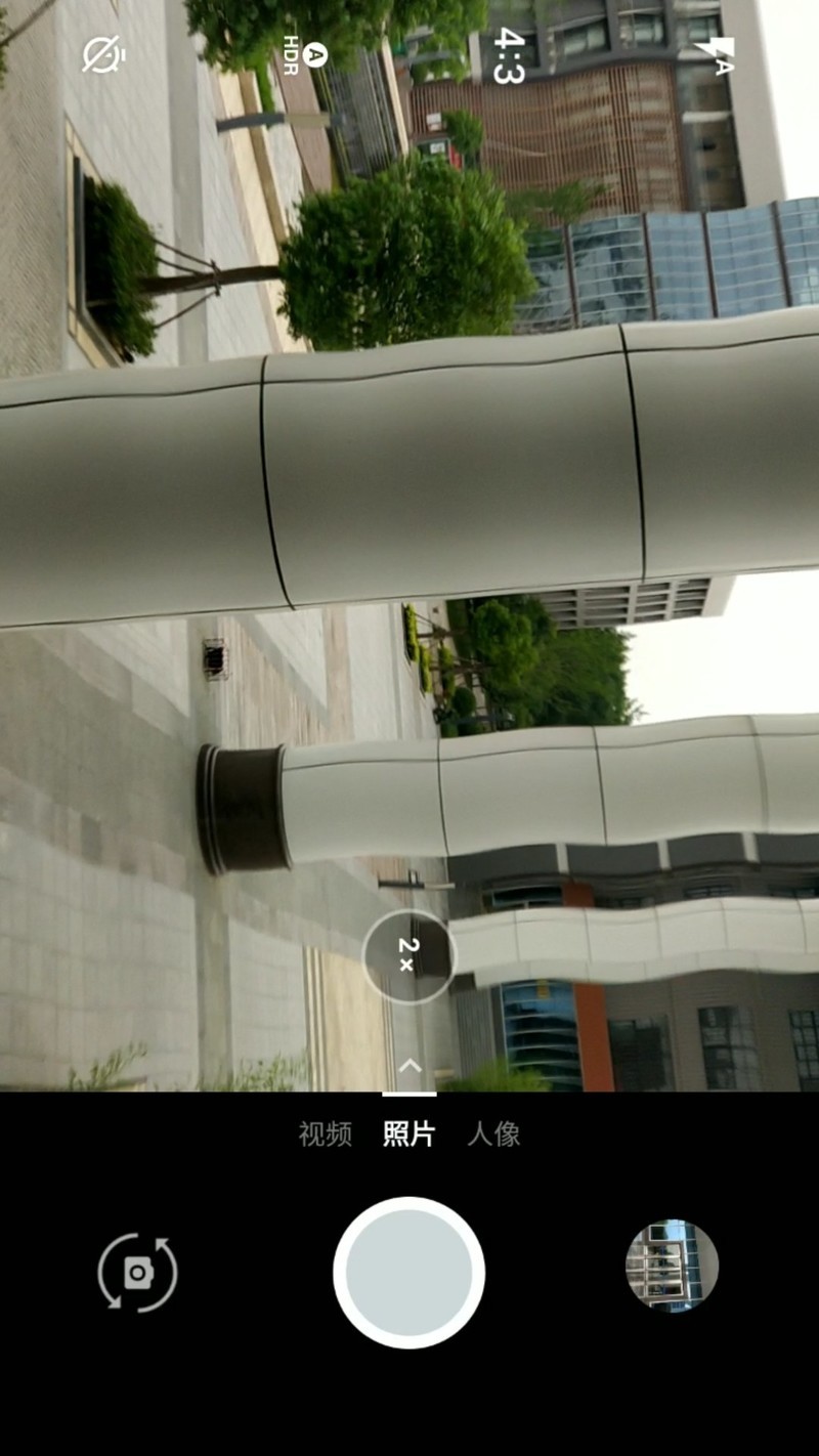 1加手机5相机打开小马达嗡嗡响，变焦后更是把空间都给扭曲了，