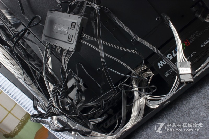 鑫谷MoParty整机RGB智控方案测评