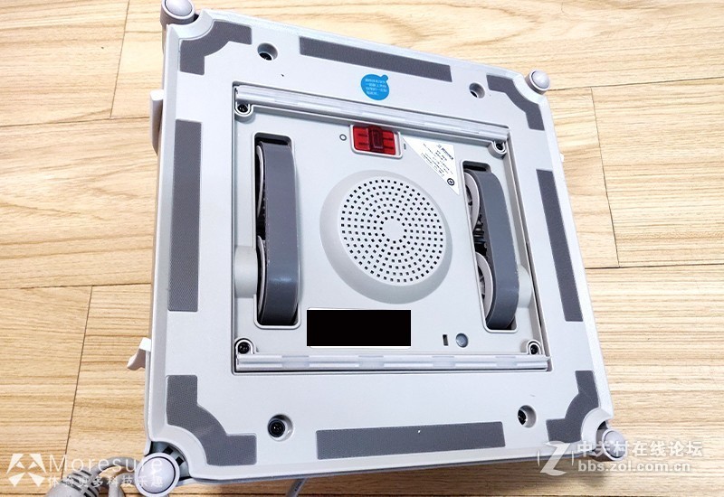 今天我体验了一下窗宝w836擦窗机器人，感觉还挺爽！