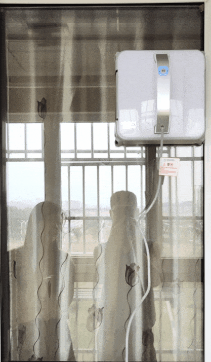 今天我体验了一下窗宝w836擦窗机器人，感觉还挺爽！