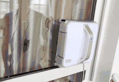 今天我体验了一下窗宝w836擦窗机器人，感觉还挺爽！