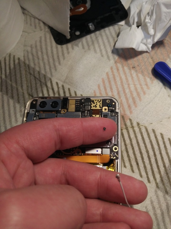 荣耀 8主板，射频线底座掉了，功能一切正常，为何？？？