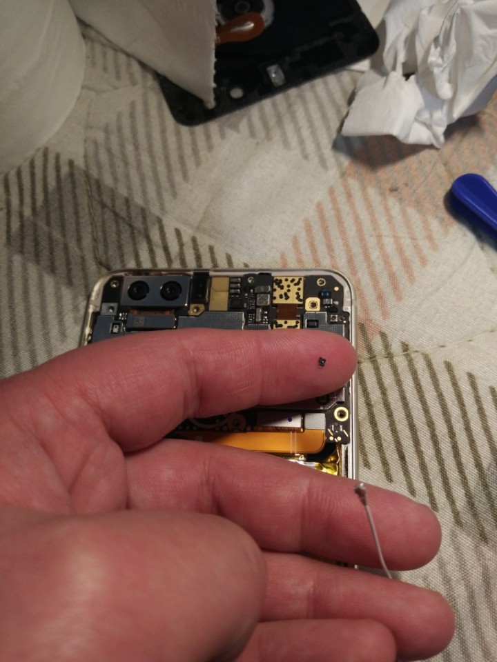 荣耀 8主板，射频线底座掉了，功能一切正常，为何？？？