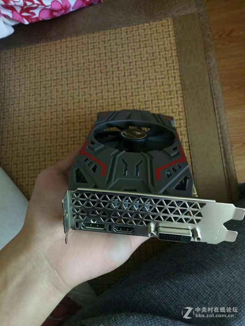 七彩虹网驰GTX1050Ti-4GD5显卡，带独立供电接口，有DP、HDMI、DVI三个接口，便宜出了