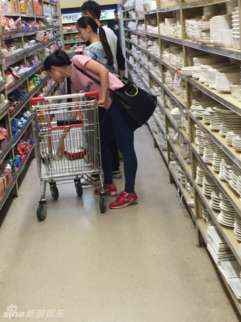 刘强东奶茶妹悉尼被拍 新婚夫妇甜蜜购物