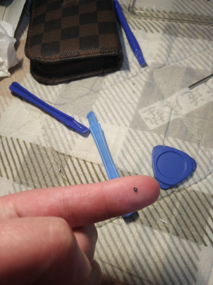 荣耀 8主板，射频线底座掉了，功能一切正常，为何？？？