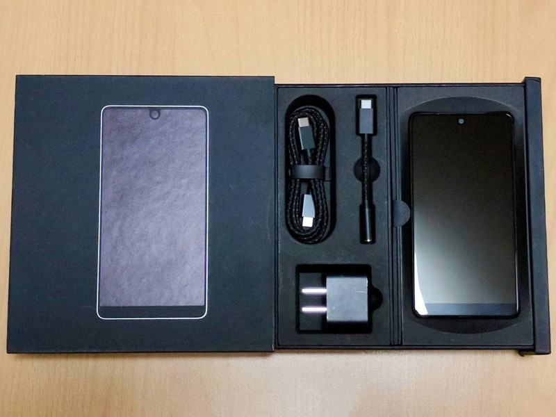 Essential Phone：旗舰半成品？