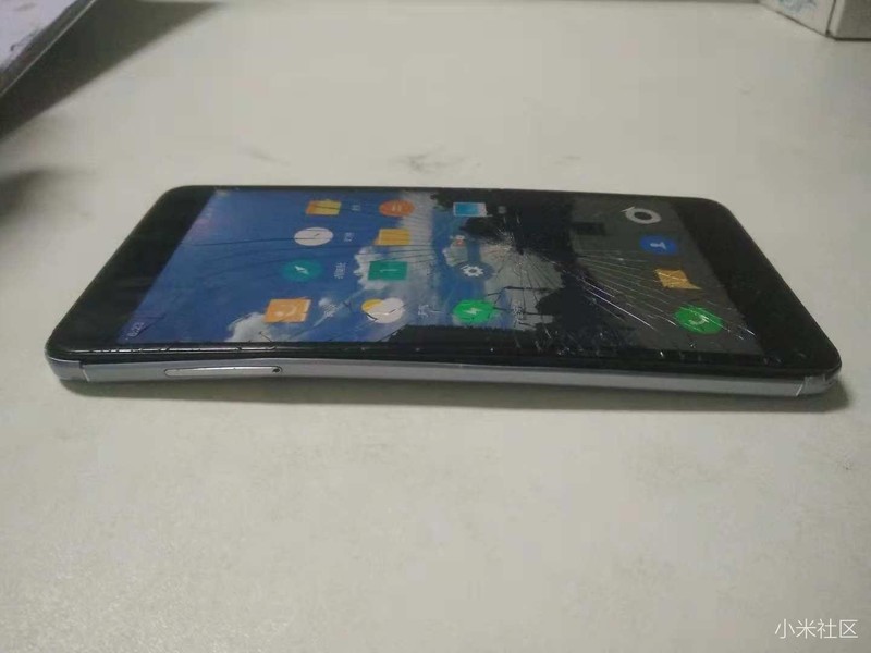 晚上骑车，到下坡急弯路段时，车子打滑摔倒，红米Note4X保护了我，