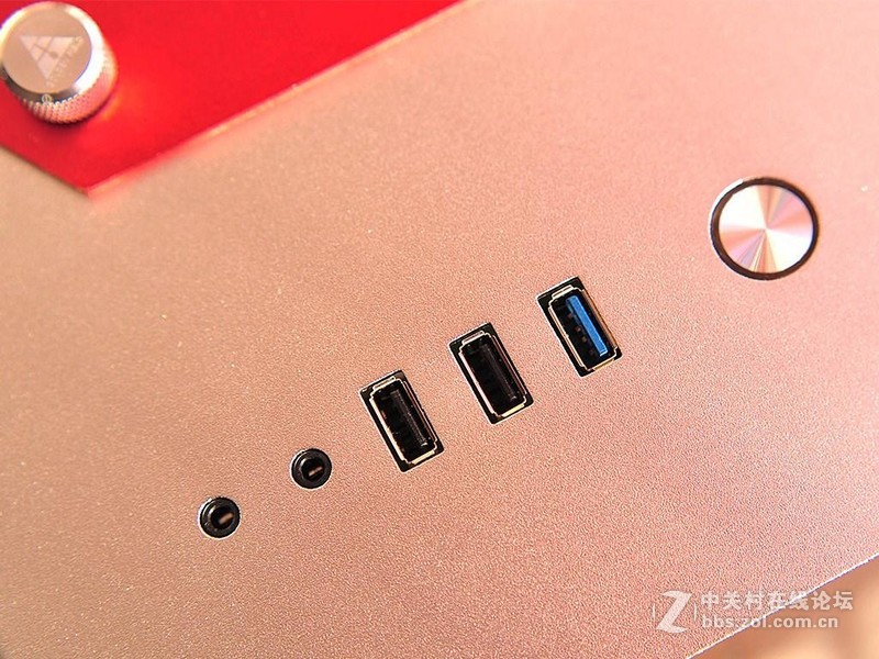 这款开创了垂直散热新概念的银狐机箱颜值够高了吧？