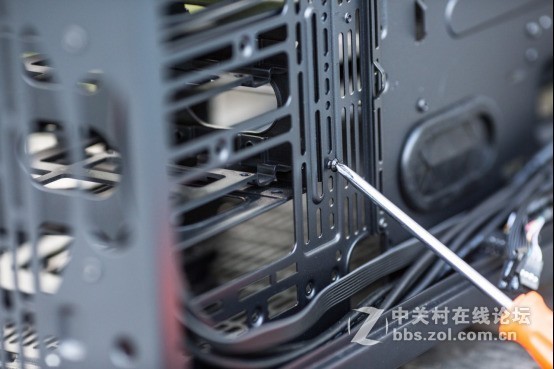 外观高大威猛，内在锦绣文章——Tt Level 20 GT机箱中的肌肉跑车