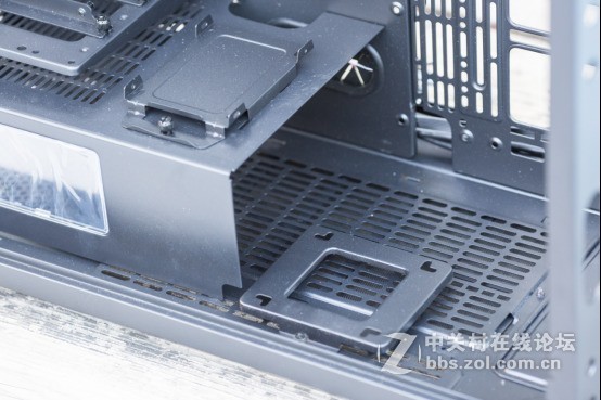 外观高大威猛，内在锦绣文章——Tt Level 20 GT机箱中的肌肉跑车