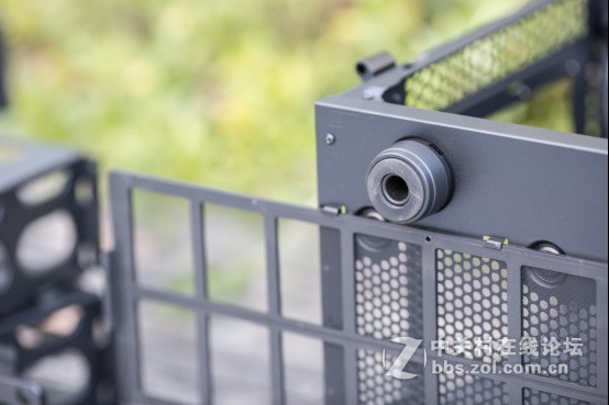 外观高大威猛，内在锦绣文章——Tt Level 20 GT机箱中的肌肉跑车