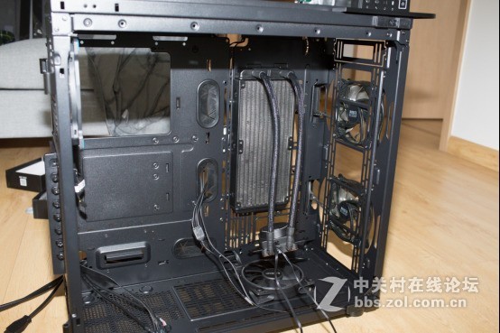 外观高大威猛，内在锦绣文章——Tt Level 20 GT机箱中的肌肉跑车