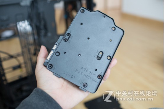 外观高大威猛，内在锦绣文章——Tt Level 20 GT机箱中的肌肉跑车