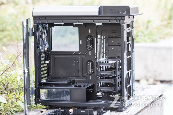 外观高大威猛，内在锦绣文章——Tt Level 20 GT机箱中的肌肉跑车