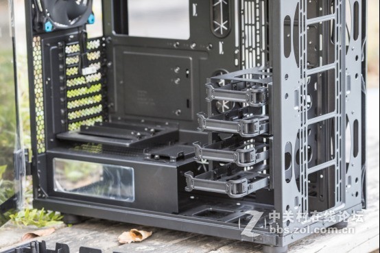 外观高大威猛，内在锦绣文章——Tt Level 20 GT机箱中的肌肉跑车