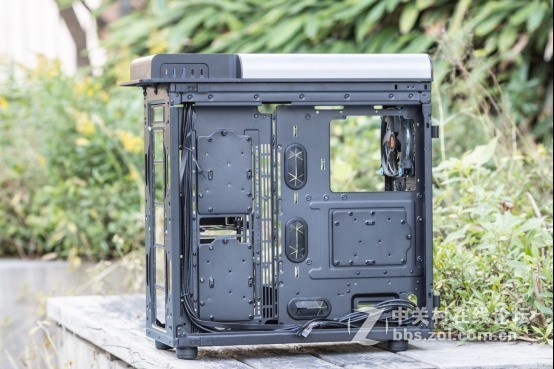 外观高大威猛，内在锦绣文章——Tt Level 20 GT机箱中的肌肉跑车