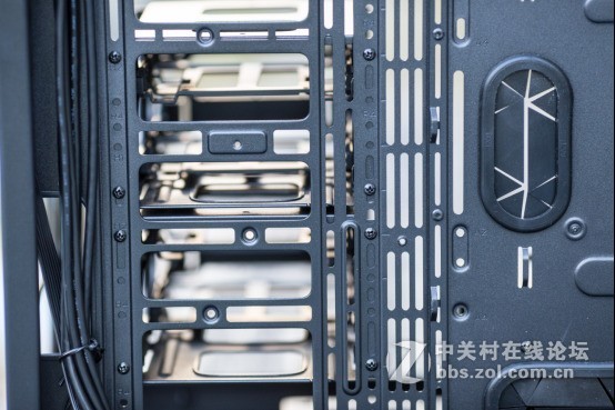 外观高大威猛，内在锦绣文章——Tt Level 20 GT机箱中的肌肉跑车