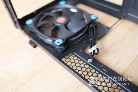 外观高大威猛，内在锦绣文章——Tt Level 20 GT机箱中的肌肉跑车