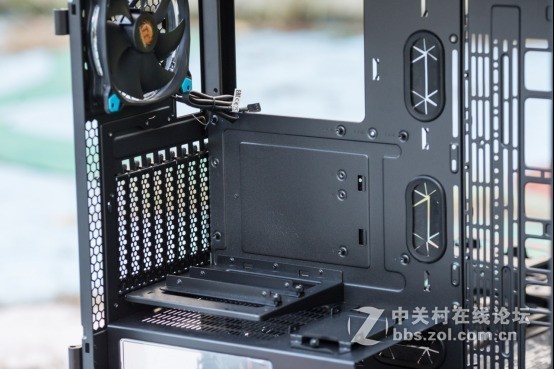 外观高大威猛，内在锦绣文章——Tt Level 20 GT机箱中的肌肉跑车