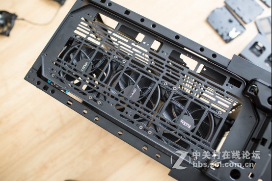 外观高大威猛，内在锦绣文章——Tt Level 20 GT机箱中的肌肉跑车