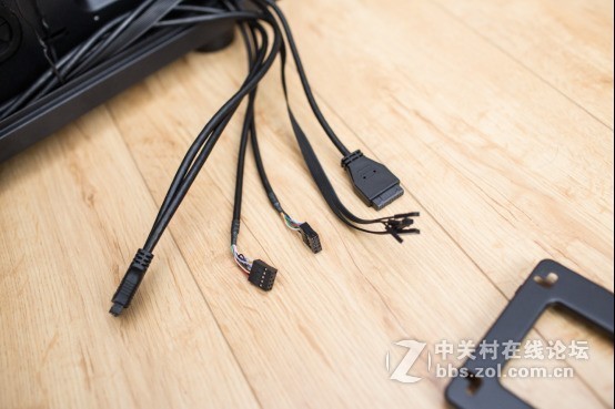 外观高大威猛，内在锦绣文章——Tt Level 20 GT机箱中的肌肉跑车