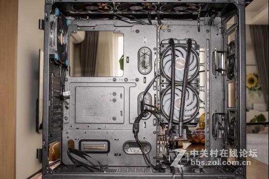 外观高大威猛，内在锦绣文章——Tt Level 20 GT机箱中的肌肉跑车