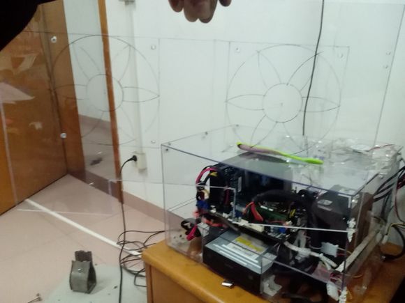 #版主坐堂# 强力围观大神的DIY制作全透明机箱过程