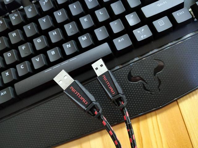 红火牛幽灵之手KR910机械键盘——静音粉红轴游戏机械键盘