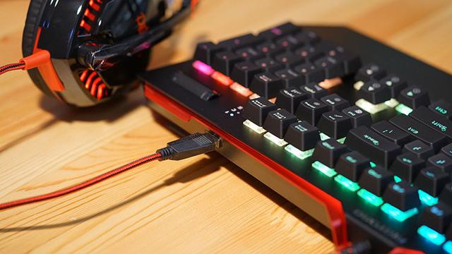 红火牛幽灵之手KR910机械键盘——静音粉红轴游戏机械键盘