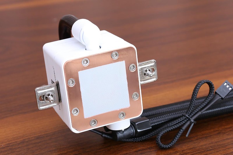 岂止于颜值？银白黑冷艳配色主机诞生记！