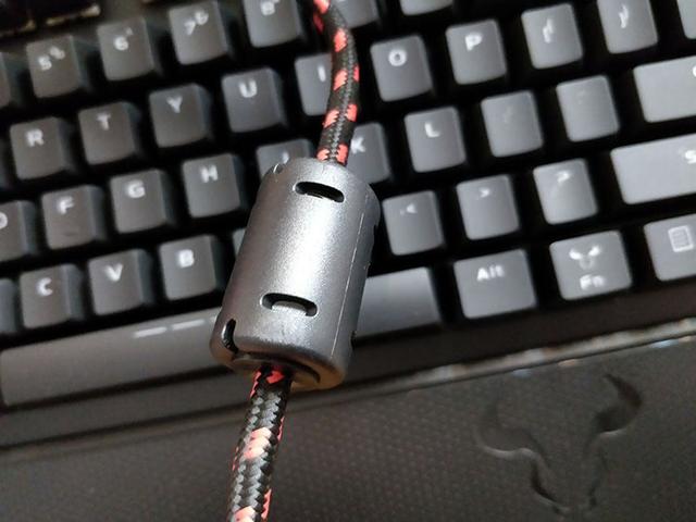 红火牛幽灵之手KR910机械键盘——静音粉红轴游戏机械键盘