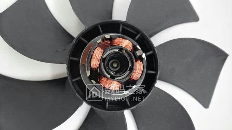 12CM 静音风扇。4D接口 支持串联~ 4元/个  买6个包邮