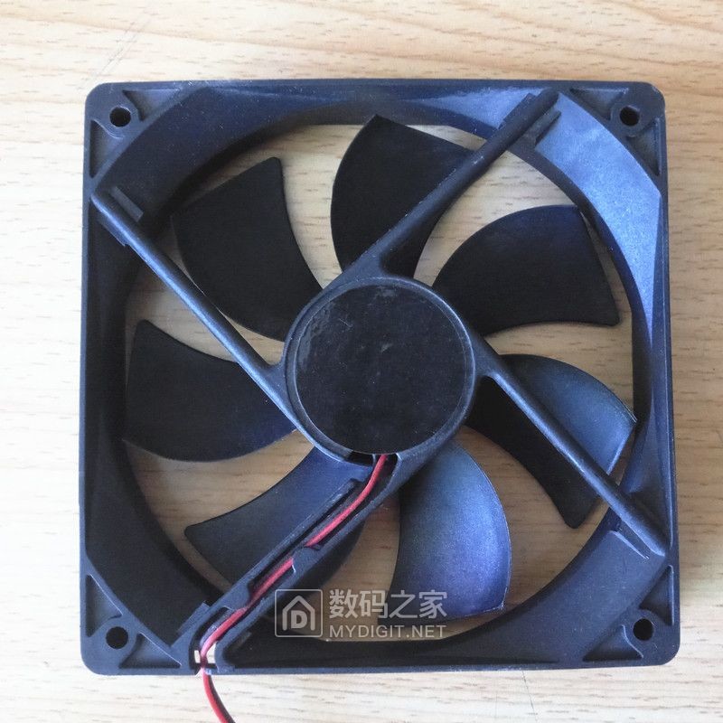 12CM 静音风扇。4D接口 支持串联~ 4元/个  买6个包邮