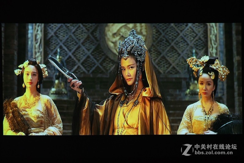 当世界杯遇上3000元档的4D自动梯形校正投影