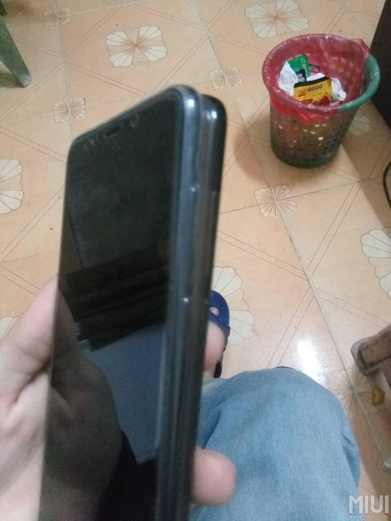 红米5plus两个手机壳的美丽外观
