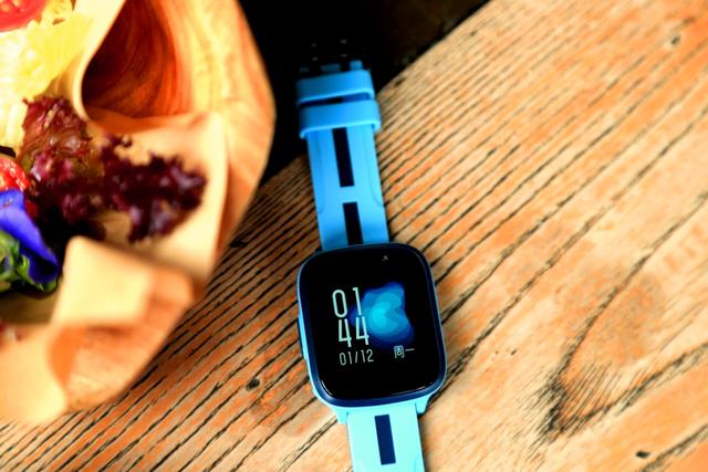 新的一年新的开始！爱他，就为TA挑选一款儿童电话手表吧